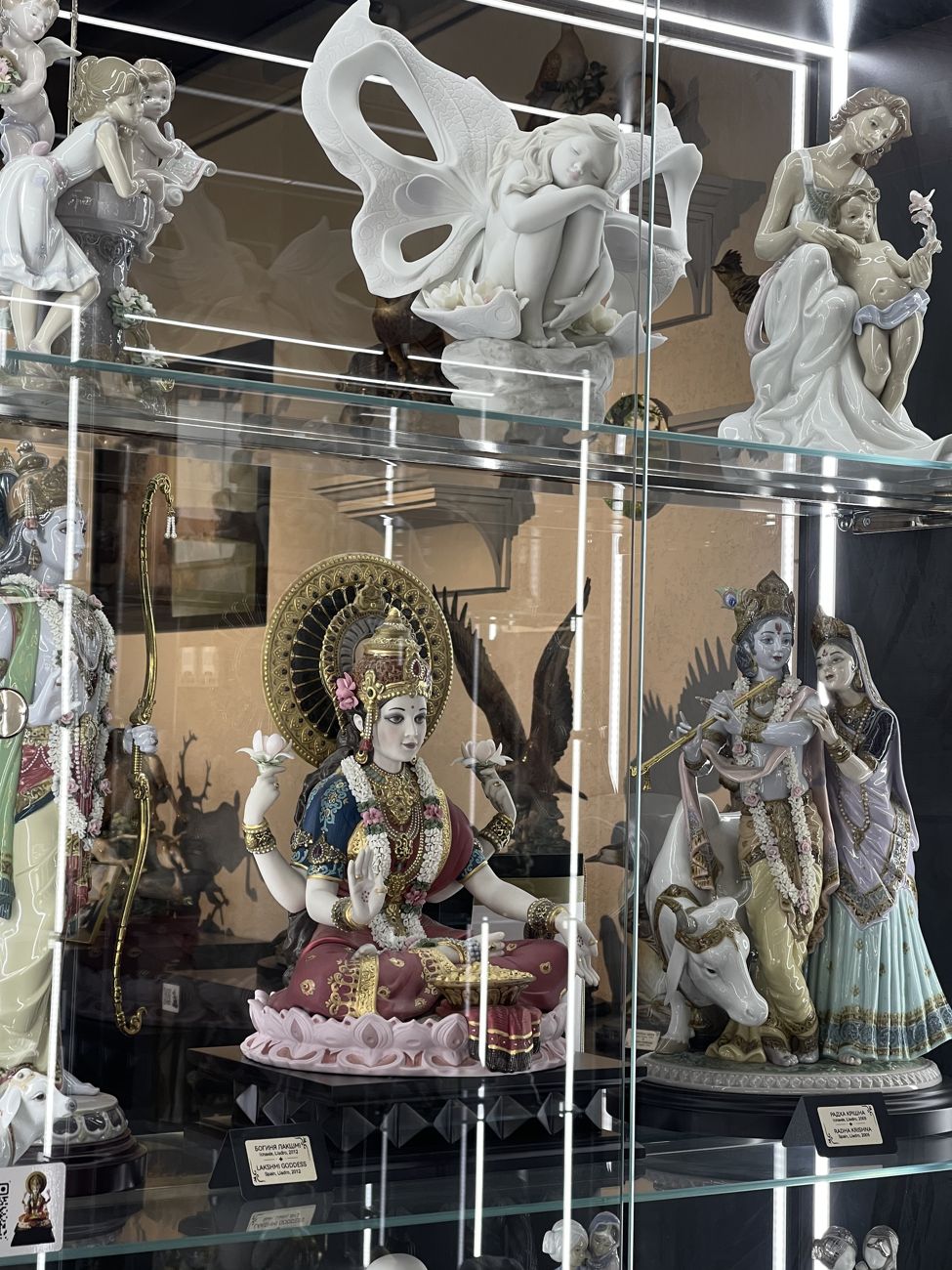 Порцелянові фігури у вітрині ShvetsMuseum